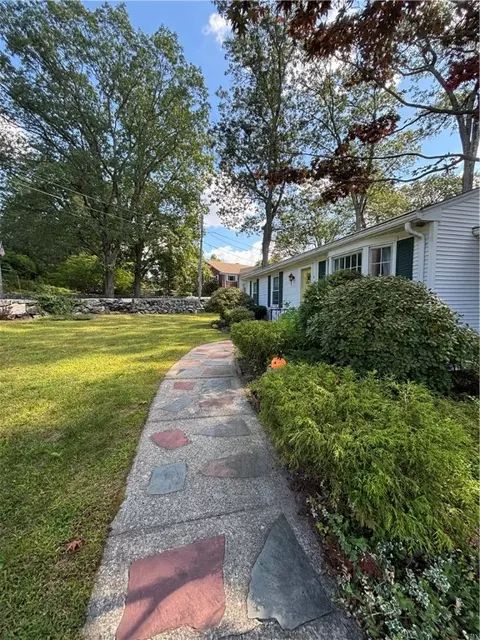 4 Pine Crest Dr, Woonsocket, RI 02895 photo 4