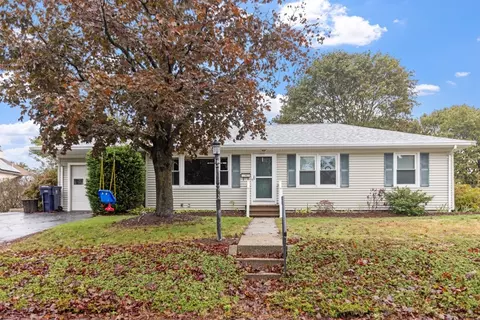 135 Greenmeadow Cir, North Kingstown, RI 02852