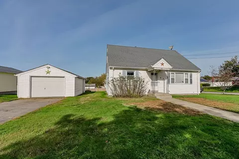 92 Bracket Ave, Tiverton, RI 02878