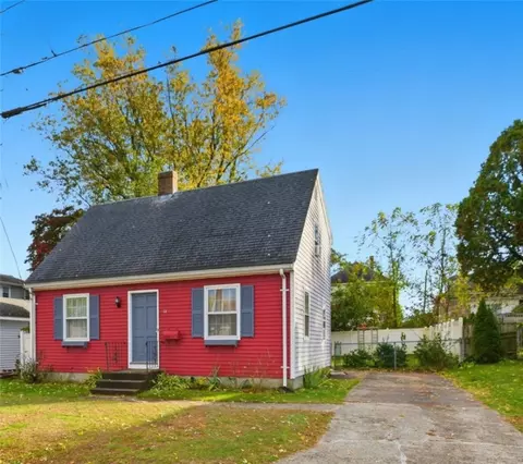 81 Sprague Ave, Riverside, RI 02915