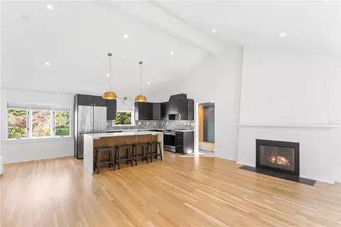 7 Carpenter Ave, Barrington, RI 02806