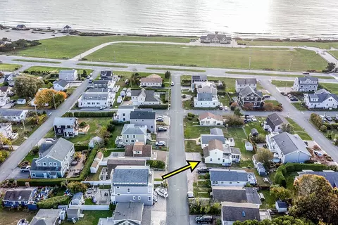 18 Greenbrier Rd, Narragansett, RI 02882