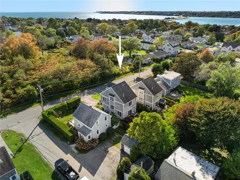 202 Reservoir Rd, Middletown, RI 02842