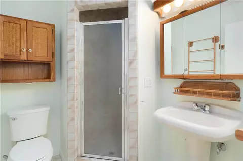 Bath - 816 Williamsburg Cir, Warwick, RI 02886 photo 1 of 3