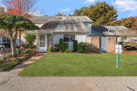816 Williamsburg Cir, Warwick, RI 02886