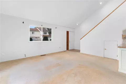 Living - 816 Williamsburg Cir, Warwick, RI 02886 photo 2 of 7