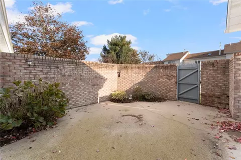 Exterior - 816 Williamsburg Cir, Warwick, RI 02886 photo 4 of 5