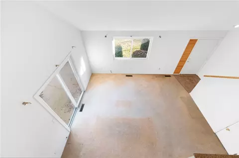 Living - 816 Williamsburg Cir, Warwick, RI 02886 photo 7 of 7