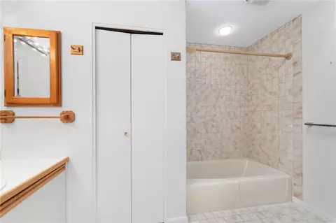 Bath - 816 Williamsburg Cir, Warwick, RI 02886 photo 3 of 3