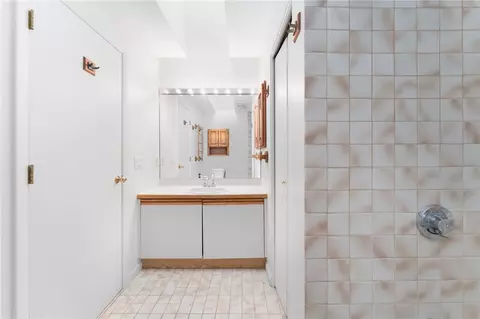 Bath - 816 Williamsburg Cir, Warwick, RI 02886 photo 2 of 3