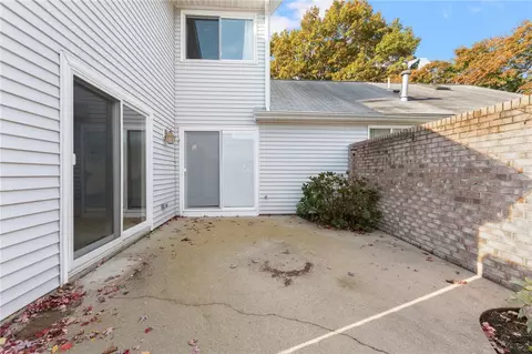 Exterior - 816 Williamsburg Cir, Warwick, RI 02886 photo 3 of 5