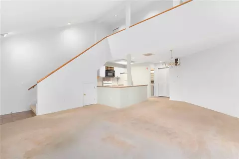 Living - 816 Williamsburg Cir, Warwick, RI 02886 photo 3 of 7