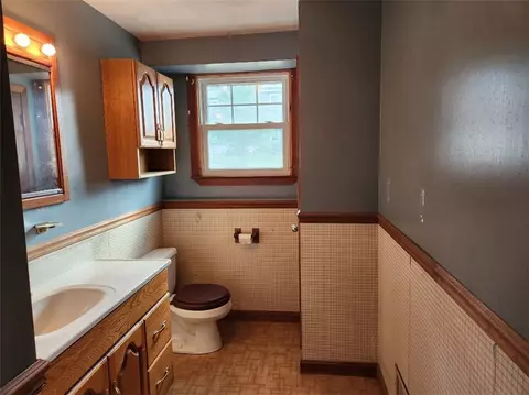 Bath - 175 Randall Ave, Warwick, RI 02889 photo 2 of 2