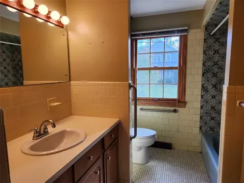 Bath - 175 Randall Ave, Warwick, RI 02889 photo 1 of 2