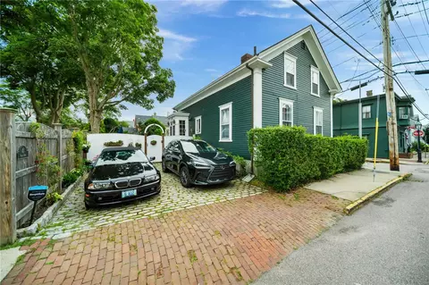 43 Poplar St, Newport, RI 02840