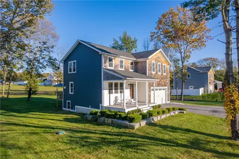 51 Bristol Ferry Rd, Portsmouth, RI 02871