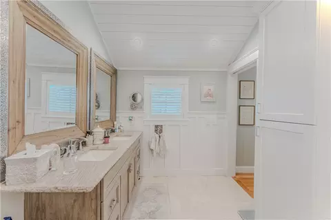Bath - 45 Juniper Ave, Warwick, RI 02886 photo 2 of 4
