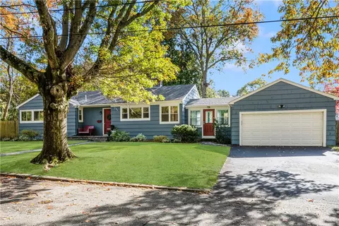 6 Conway Dr, Barrington, RI 02806