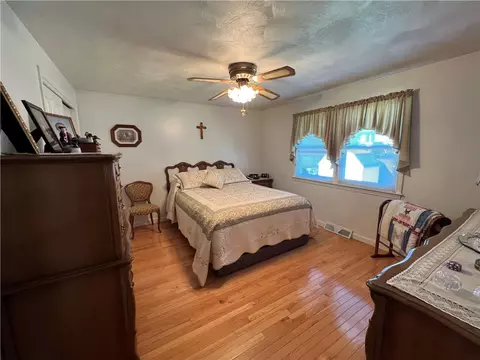Bedroom - 121 Lloyd Ave, Warwick, RI 02889 photo 3 of 4
