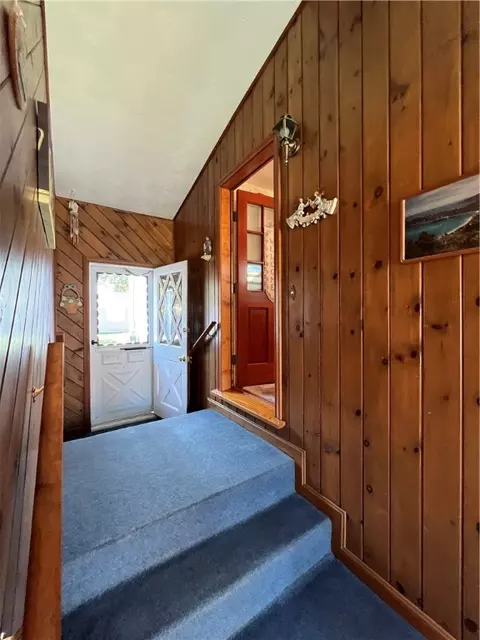 Entry Way - 121 Lloyd Ave, Warwick, RI 02889 photo 1 of 2