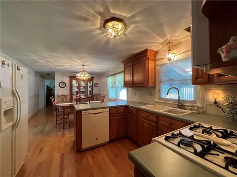 Kitchen - 121 Lloyd Ave, Warwick, RI 02889 photo 3 of 4