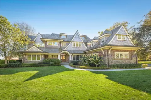 10 Ocean Lawn Ln, Newport, RI 02840