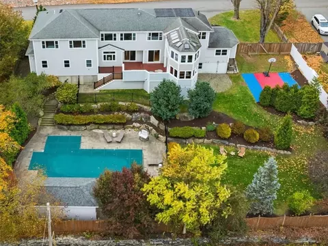21 Crestwood Rd, Warwick, RI 02886