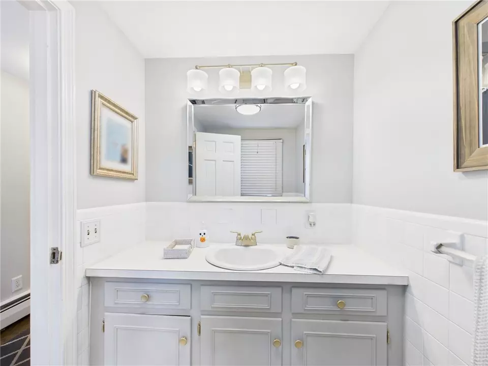 Bath - 75 Bow St, East Greenwich, RI 02818 photo 1 of 6