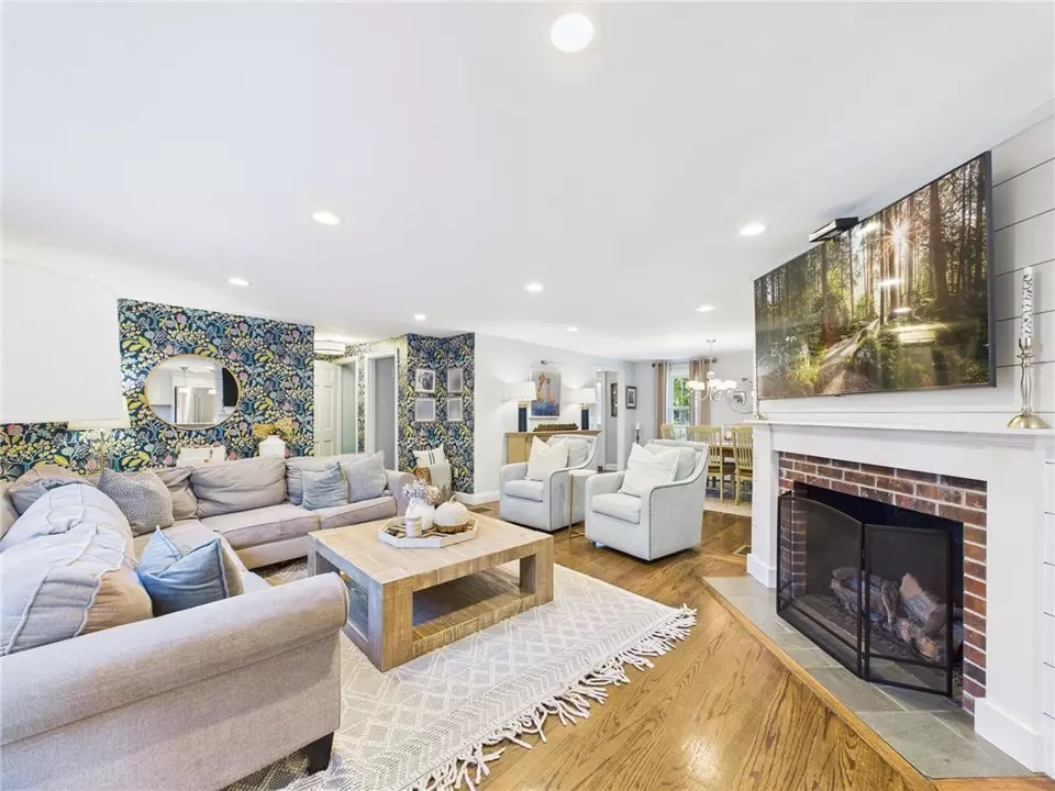 Living - 75 Bow St, East Greenwich, RI 02818 photo 2 of 9