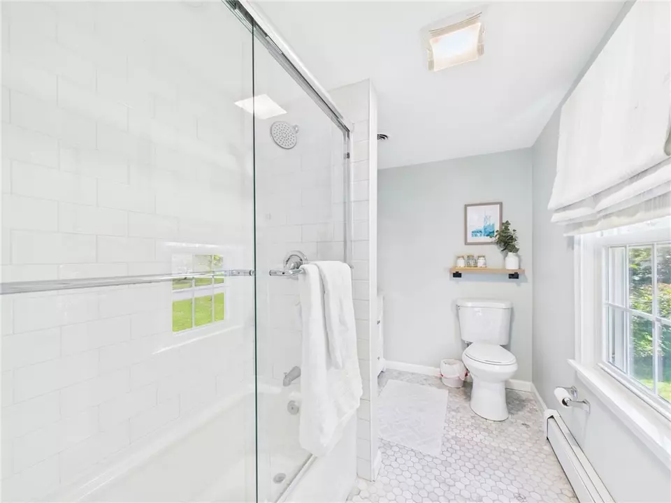 Bath - 75 Bow St, East Greenwich, RI 02818 photo 6 of 6