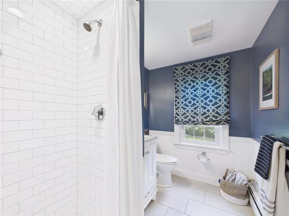 Bath - 75 Bow St, East Greenwich, RI 02818 photo 2 of 6