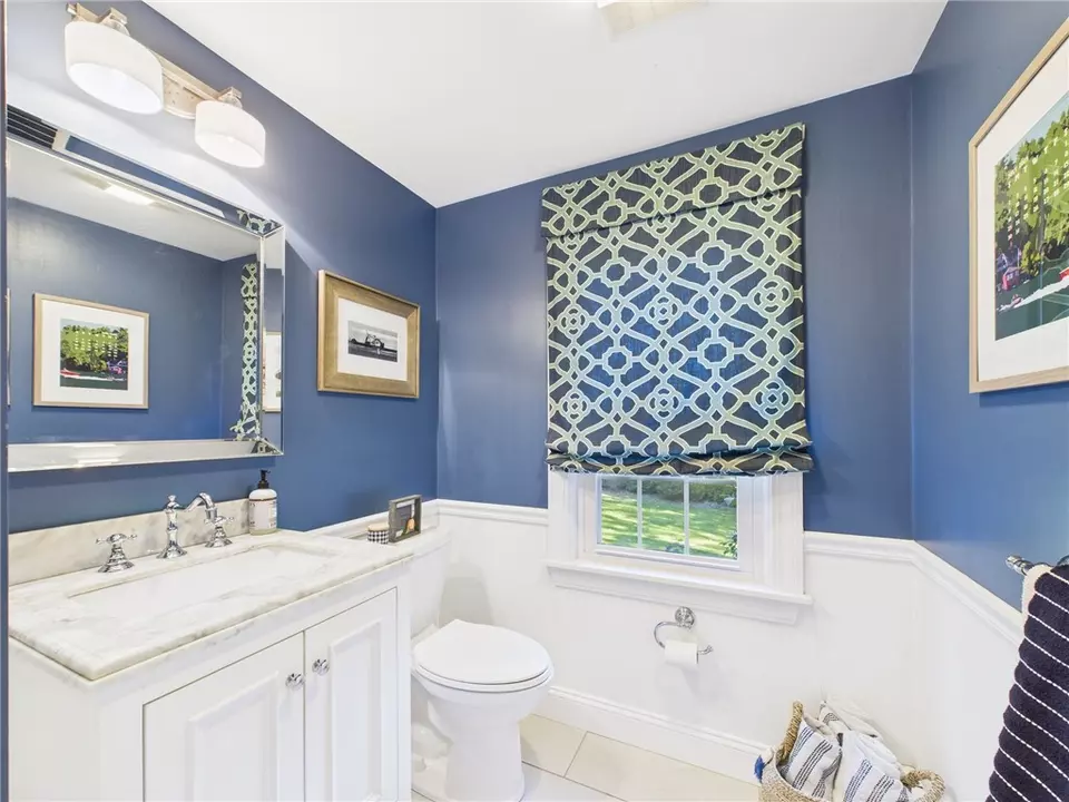 Bath - 75 Bow St, East Greenwich, RI 02818 photo 3 of 6