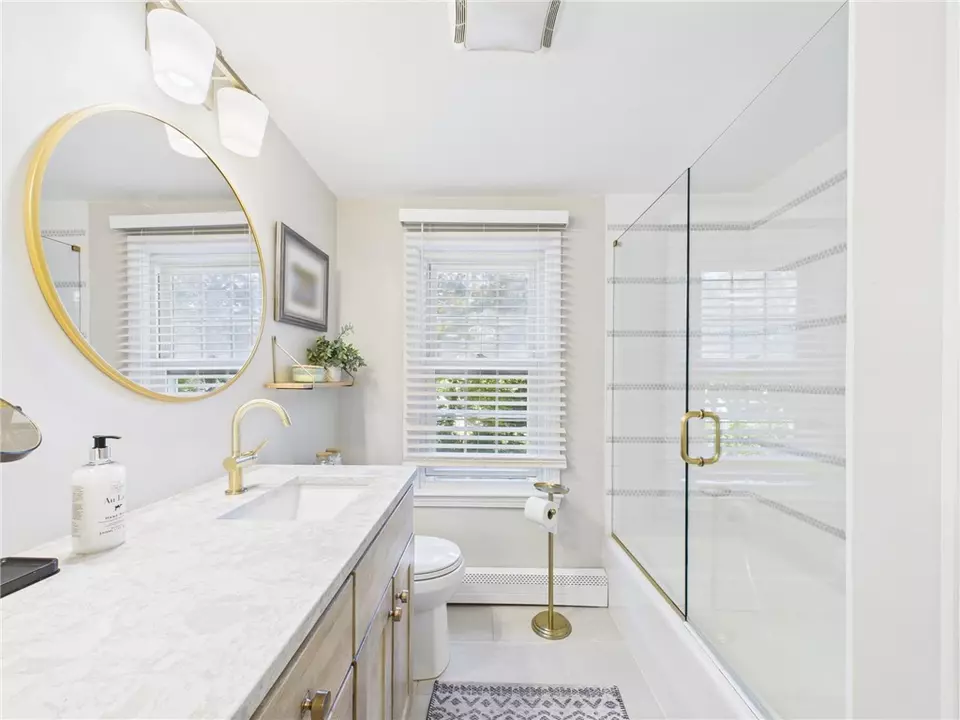 Bath - 75 Bow St, East Greenwich, RI 02818 photo 5 of 6