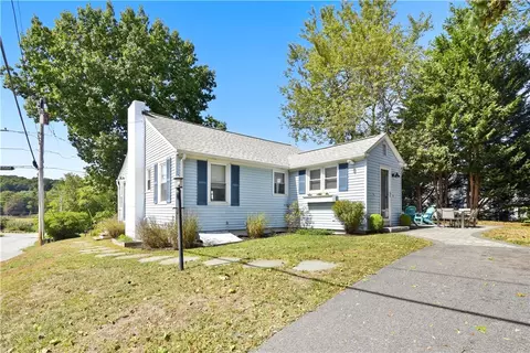 18 Lakeview Dr, Narragansett, RI 02882