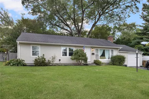 17 Larchmont Rd, Warwick, RI 02886