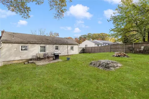 Exterior - 17 Larchmont Rd, Warwick, RI 02886 photo 5 of 6