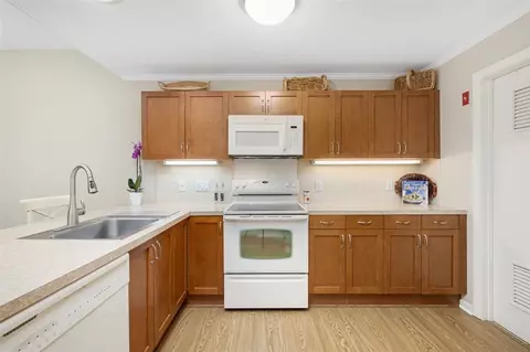 1002 Williamsburg Cir, Warwick, RI 02886 photo 10