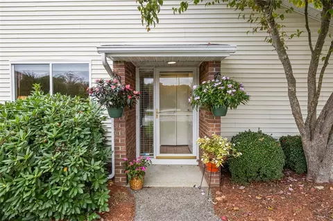 1002 Williamsburg Cir, Warwick, RI 02886