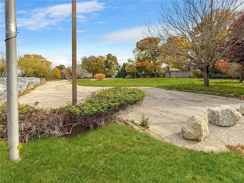 149 Main Rd, Middletown, RI 02842 photo 2