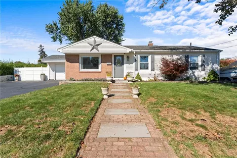 36 Woodbine St, Riverside, RI 02915