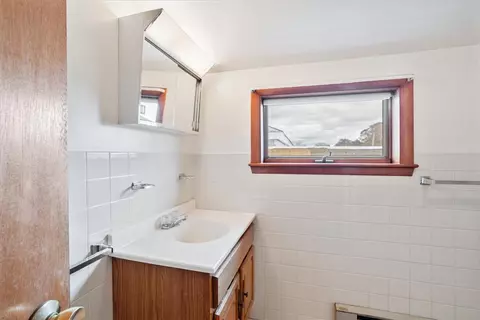 Bath - 39 Broad St, Warren, RI 02885 photo 3 of 3