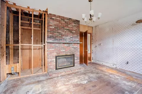 Living - 39 Broad St, Warren, RI 02885 photo 3 of 5