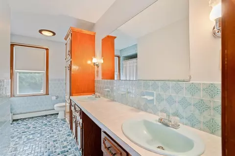 Bath - 39 Broad St, Warren, RI 02885 photo 2 of 3
