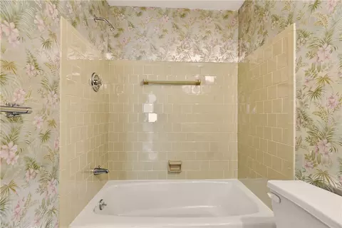 Bath - 46 Tanglewood Dr, Riverside, RI 02915 photo 3 of 3