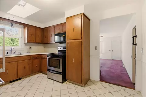 Kitchen - 46 Tanglewood Dr, Riverside, RI 02915 photo 2 of 3