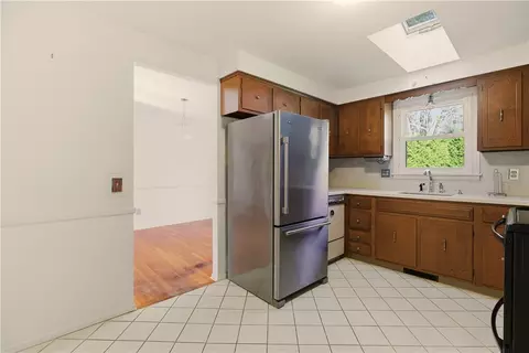 Kitchen - 46 Tanglewood Dr, Riverside, RI 02915 photo 3 of 3