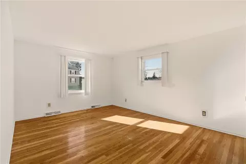 Bedroom - 46 Tanglewood Dr, Riverside, RI 02915 photo 5 of 9