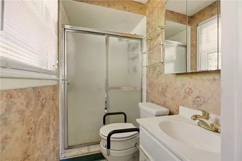 Bath - 46 Tanglewood Dr, Riverside, RI 02915 photo 1 of 3