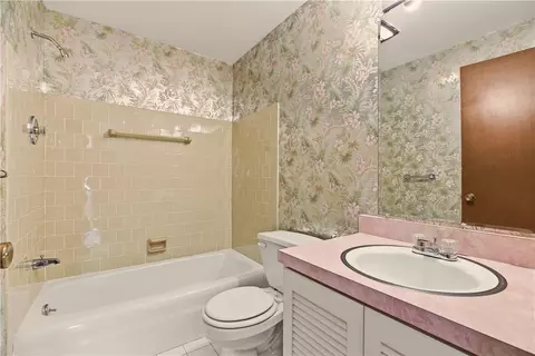Bath - 46 Tanglewood Dr, Riverside, RI 02915 photo 2 of 3