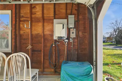 Entry Way - 46 Tanglewood Dr, Riverside, RI 02915 photo 2 of 2